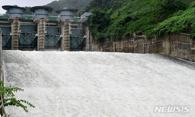 [장성=뉴시스] 신대희 기자 = 지난 7월16일 호우경보가 내려진 전남 장성호 일부 수문이 개방돼 물이 방류되고 있는 모습 2023.07.16. sdhdream@newsis.com