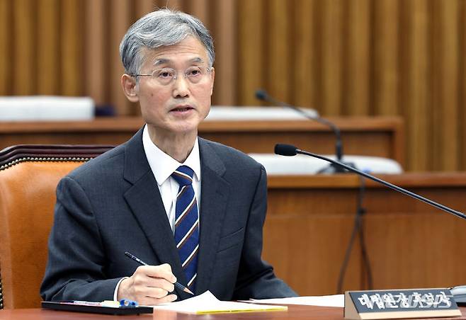 [서울=뉴시스] 이영환 기자 = 조희대 대법원장 후보자가 6일 오전 서울 여의도 국회에서 열린 인사청문회에 참석해 의원들의 질의에 답하고 있다. 2023.12.06. 20hwan@newsis.com