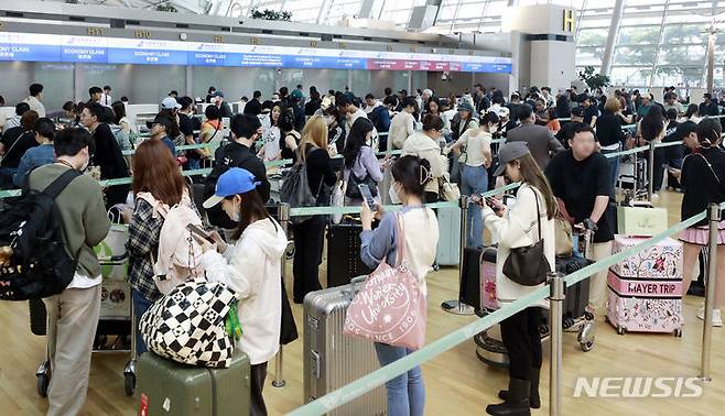 [인천공항=뉴시스] 최동준 기자 =  인천국제공항 출국장이 이용객들로 붐비고 있다.  2023.09.27. photocdj@newsis.com