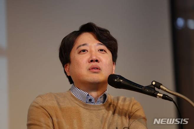 강연하는 이준석 전 국민의힘 대표.[서울=뉴시스] 정병혁 기자 = 이준석 전 국민의힘 대표가 지난 6일 서울 노원구 광운대학교에서 '더 나은 미래를 향한 우리의 고민'이라는 주제로 강연을 하고 있다. 2023.12.06. jhope@newsis.com