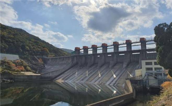 저수용량이 적어 홍수조절 능력에 의문이 제기된 괴산댐 전경. 한수원 홈페이지 캡처