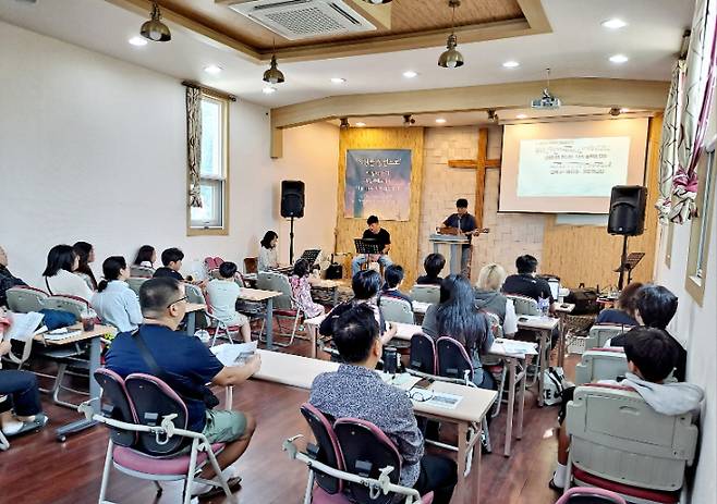 '동네교회'의 주일예배 모습