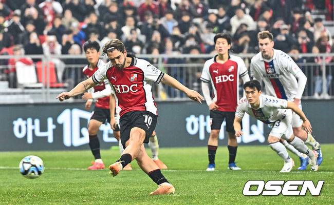 [OSEN=부산, 이석우 기자] 6일 부산아시아드주경기장에서 K리그 승강 플레이오프(PO) 1차전 부산 아이파크와 수원FC의 경기가 열렸다.  부산 아이파크 라마스가 페널티킥을 성공시키고 있다. 2023.12.06 / foto0307@osen.co.kr