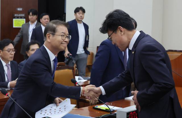 ▲ 이정식 고용노동부 장관이 지난달 10월 12일 국회 환경노동위원회에서 열린 고용노동부에 대한 국정감사에서 더불어민주당 진성준 의원과 인사를 나누고 있다. ⓒ연합뉴스