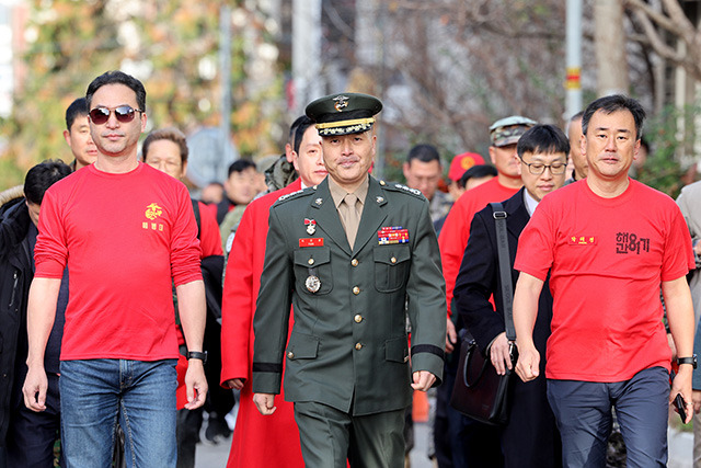 ▲ 박정훈(가운데) 전 해병대 수사단장이 본인의 첫 번째 공판에 출석하기 위해 7일 오전 해병대 동기들과 함께 군사법원으로 향하고 있다. ⓒ연합뉴스