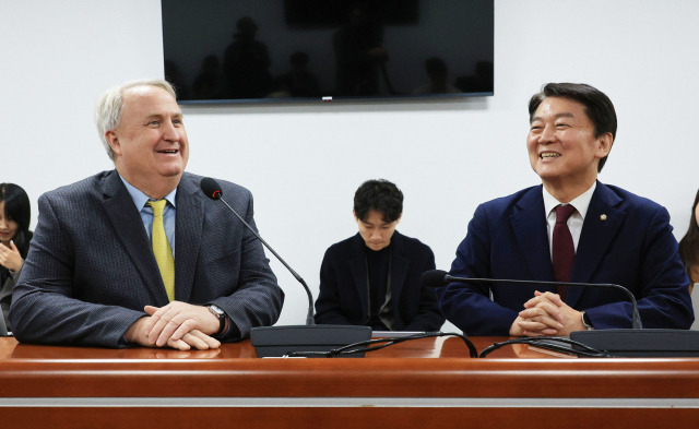 ▲인요한 국민의힘 혁신위원장과 국민의힘 안철수 의원이 7일 오후 서울 여의도 국회 의원회관에서 이야기를 하고 있다. ⓒ연합뉴스