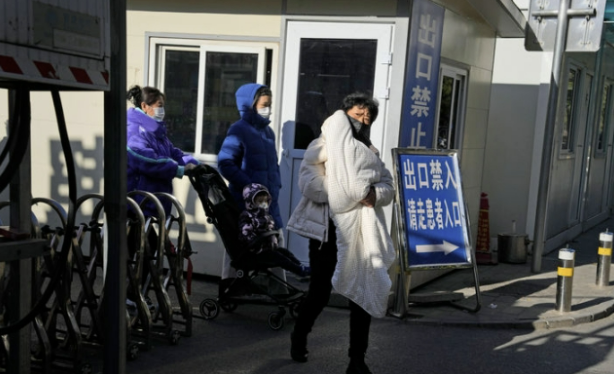 최근 중국에서 주로 어린이들 사이에 마이코플라스마 폐렴이 유행하는 것과 관련해 중국 당국과 전문가가 마이코플라스마뿐 아니라 다양한 호흡기질환이 발병하는 데 따른 것이라는 분석을 내놨다. 사진은 지난 24일 한 여성이 베이징의 한 어린이병원을 떠나면서 아이를 안고 있는 모습. 베이징=AP/뉴시스