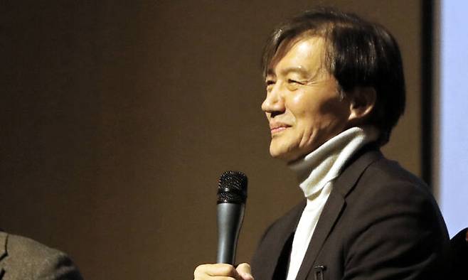 조국 전 법무부 장관이 4일 광주 서구 김대중컨벤션센터에서 '디케의 눈물' 북 콘서트를 열고 질의응답하고 있다. 뉴스1