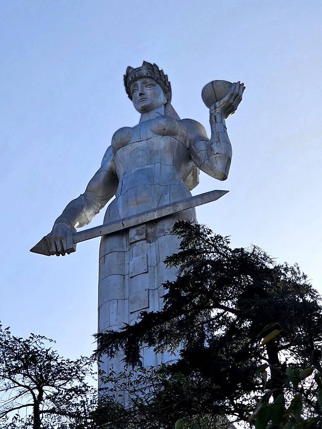 조지아의 어머니 정면.