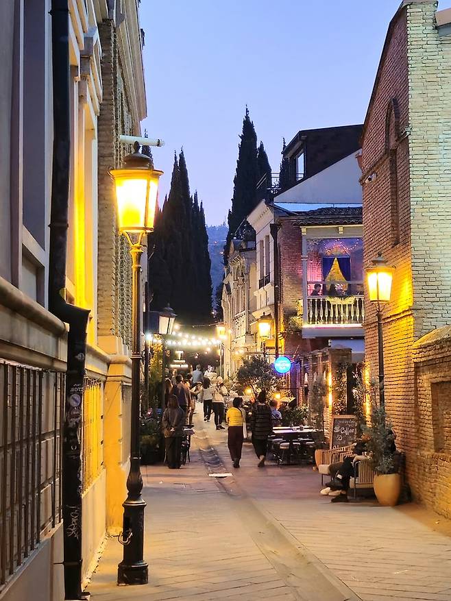 이오아네 샤브텔리 카페 골목.