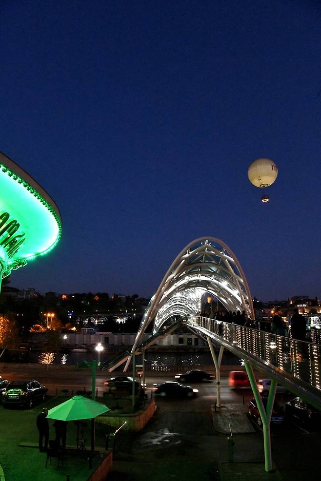 평화의 다리 야경.