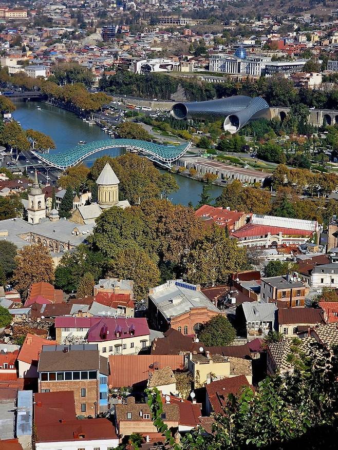 솔롤라키 언덕에서 본 트빌리시 쿠라강, 평화의 다리, 깔때기 모양 콘서트홀.