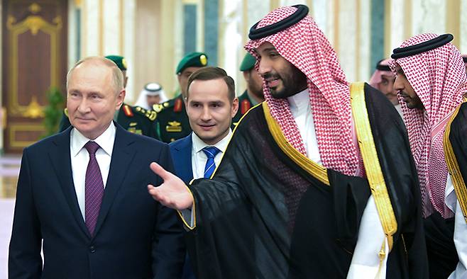 6일(현지시간) 사우디아라비아를 방문한 블라디미르 푸틴 러시아 대통령(왼쪽)이 수도 리야드의 알 야마마 궁전에서 실권 왕세자 무함마드 빈 살만의 안내를 받는 등 극진한 대접을 받고 있다. 리야드=AP연합뉴스