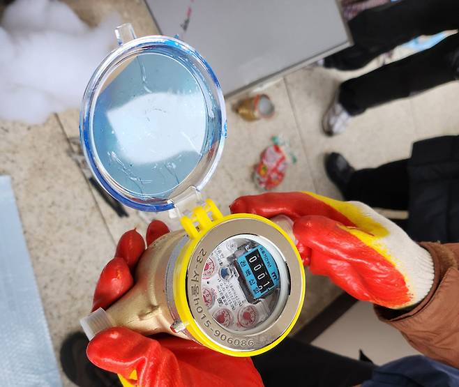 6일 서울 노원구의 한 아파트에서 동파안전계량기 교체작업이 진행되고 있다.