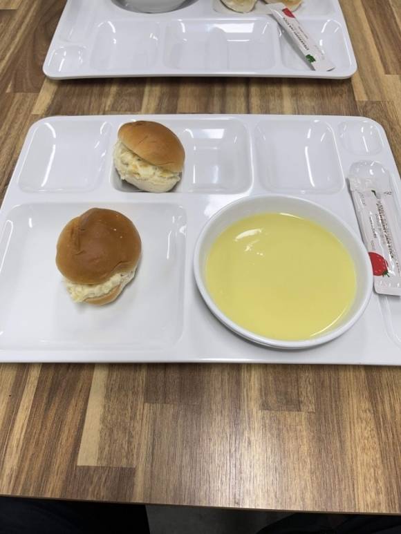지난 5일 서울 한 경찰서 구내식당이 아침밥으로  나온 식단 사진. 블라인드 캡처