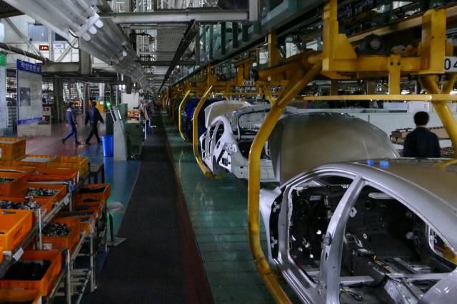 아반떼 등을 생산하는 현대자동차 울산3공장이 16일 오후 노조의 파업으로 멈춰 서 있다. 이날 2개조가 각각 2시간씩 파업, 총 4시간 동안 현대차 전체 공장 가동이 멈추면서 2,200여대 450여억원의 생산차질이 빚어졌다. /울산=장지승기자