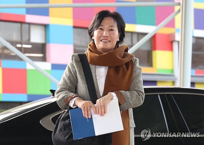 출근하는 송미령 농림부 장관 후보자 (서울=연합뉴스) 김성민 기자 = 송미령 농림축산식품부 장관 후보자가 7일 오전 서울 서초구 aT센터 인사청문회 준비 사무실로 출근하고 있다. 2023.12.7 ksm7976@yna.co.kr