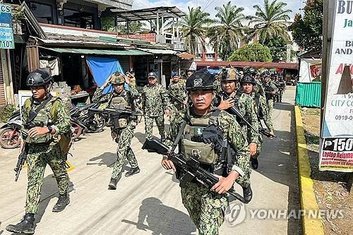 폭탄테러가 발생한 민다나오주립대 부근에 배치된 필리핀군경 [AFP=연합뉴스. 재판매 및 DB 금지]