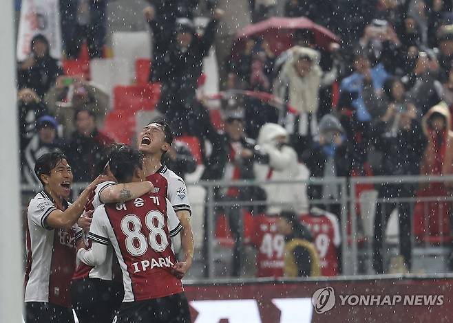 우박 속 역전골 (부산=연합뉴스) 박성제 기자 = 6일 부산 아시아드주경기장에서 열린 프로축구 승강 플레이오프 1차전 부산 아이파크와 수원FC 경기. 부산 라마스가 역전 골을 넣고 있다. 2023.12.6 psj19@yna.co.kr