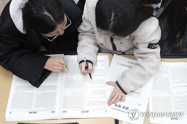 '수능 끝, 내 점수는?' (대구=연합뉴스) 윤관식 기자 = 2024학년도 대학수학능력시험 다음날인 17일 대구 수성구 정화여자고등학교 3학년 교실에서 수험생들이 가채점하고 있다. 2023.11.17 psik@yna.co.kr