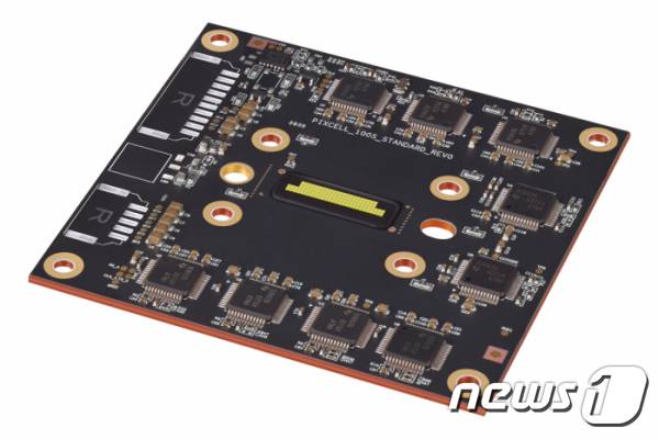 삼성전자가 지난해 출시한 차량용 픽셀 LED. 픽셀 LED는 '지능형 헤드램프(ADB)' 솔루션에 활용된다. (삼성전자 제공)