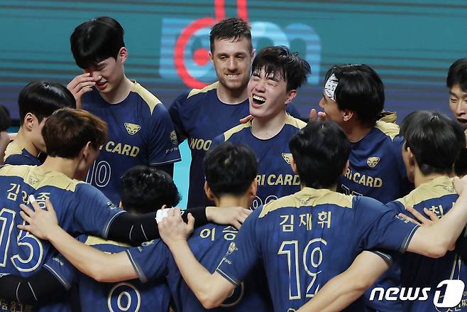 9일 오후 서울 중구 장충체육관에서 열린 2023-2024 도드람 V-리그 남자부 2라운드 우리카드와 한국전력의 경기에서 3대1로 승리한 우리카드 선수들이 기뻐하고 있다. 2023.11.9/뉴스1 ⓒ News1 김민지 기자