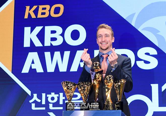 NC 다이노스 페디가 2023 KBO 시상식에서 MVP를 포함해 5관왕에 오른 뒤 기념촬영을 하고 있다. 박진업기자 upandup@sportsseoul.com