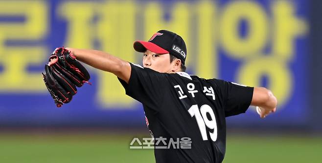 LG 마무리 고우석이 한국시리즈 3차전 8회말 등판하고 있다. 강영조기자 kanjo@sportsseoul.com