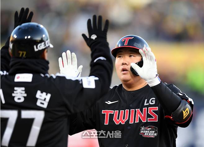LG 김범석이 11일 수원 KT 위즈파크에서 열린 KT와 2023 한국시리즈 4차전 8회초 1사 중전안타를 친 후 이종범 코치와 하이파이브를 하고 있다.  2023. 11. 11. 수원 | 최승섭기자 thunder@sportsseoul.com