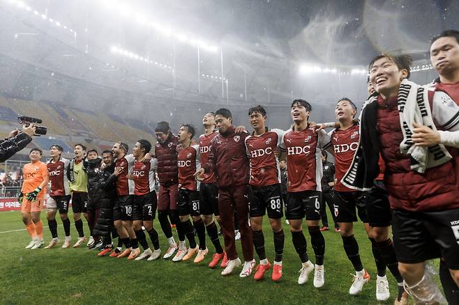부산아시아드경기장/ K리그 승강플레이오프/ 승강PO1/ 1차전/ 부산아이파크 vs 수원FC/ 부산 단체/ 승리 세레머니/ 사진 김재훈