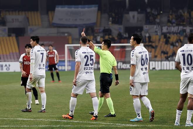 부산아시아드경기장/ K리그 승강플레이오프/ 승강PO1/ 1차전/ 부산아이파크 vs 수원FC/ 고형진 주심, 수원 이승우/ 경고누적/ 퇴장명령/ 사진 김재훈