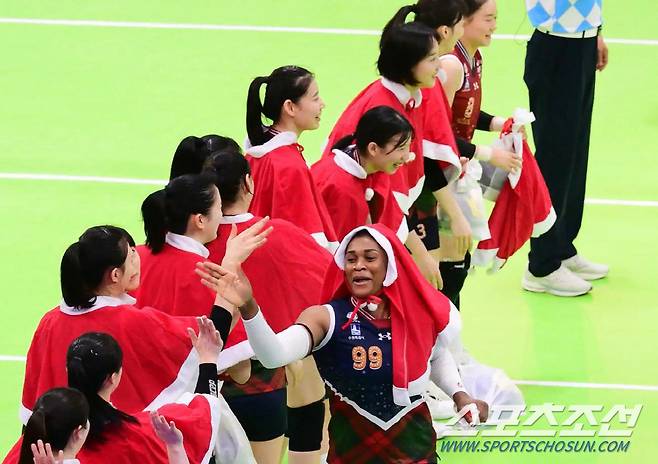 산타 유니폼을 입고 경기를 준비하는 현대건설 선수들.