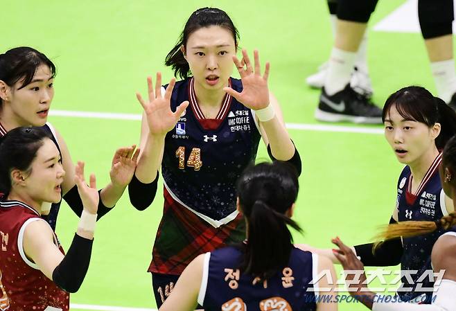 동료들과 하이파이브를 나누고 있는 양효진.