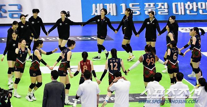 현대건설이 도로공사를 잡고 6연승을 질주했다. 경기 종료 후 승리의 기쁨을 나누고 있는 현대건설 선수들.