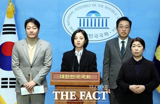 류호정 정의당 의원이 8일 오전 서울 여의도 국회 소통관에서 열린 조성주 '세번째 권력' 과 '새로운 선택' 공동 신당 창당 선언 기자회견에서 참석자를 소개하고 있다. 왼쪽부터 조성주 '세번째 권력' 공동운영위원장, 류 의원, 금태섭 '새로운 선택' 창당준비위원장. /뉴시스