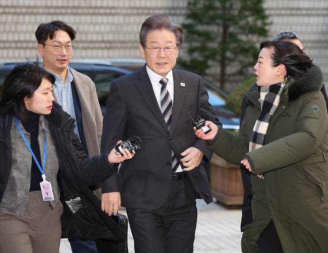 이재명 더불어민주당 대표가 지난달 24일 서울 서초구 서울중앙지법에서 열린 '故김문기·백현동 허위 발언' 관련 공직선거법 위반 혐의' 15차 공판에 출석하고 있다./뉴시스