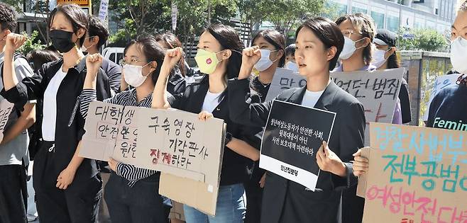 작년 9월 서울 지하철 신당역 부근에서 대학생 등이 '신당역 스토킹 살인 사건'과 관련한 문제 해결을 요구하고 있다. 앞서 스토킹을 당하던 피해자가 가해자를 고소해 구속영장이 청구됐지만 법원은 "도주 우려가 없다"는 이유로 기각했다. 이후 가해자가 피해자를 살해하는 참극으로 이어지면서 큰 논란이 됐다. /장련성 기자