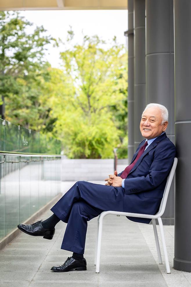 그는 첫 소설 '세네카의 죽음'에 "정치는 우리 구성원들 저마다의 꿈과 자유를 조금씩 저당받아 생긴 힘으로 뭔가를 해내서 더 큰 꿈과 자유로 돌려주는 것"이라고 썼다. "그 문장을 잊지 않고 정치하려고 했습니다. 얼마나 크게 돌려드렸는지는 자신이 없지만 그러려고 노력했어요. 지금도 마찬가지입니다." /이신영 영상미디어 기자