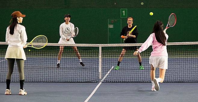 지난 11일 서울 서초구 잠원스포츠파크 실내 테니스장에서 (왼쪽부터) 이주선 인플루언서, 조민정 테니스 코치, 박윤희 그리디어스 디자이너와 김세희 아나운서가 함께 테니스를 치고 있다. /이경호 영상미디어 기자