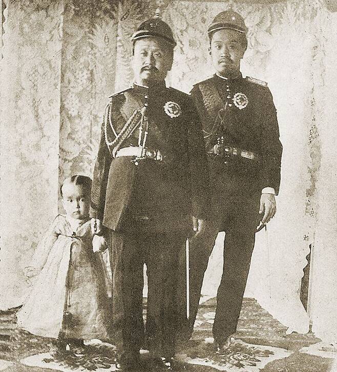 고종과 두 아들 이척(순종), 이은(영친왕:맨 왼쪽 아이가 이은이다). 고종은 독일 군복과 철모를 착용하고 있다. /버튼 홈즈, ‘1901년 서울을 걷다’, 푸른길, 2012, p194