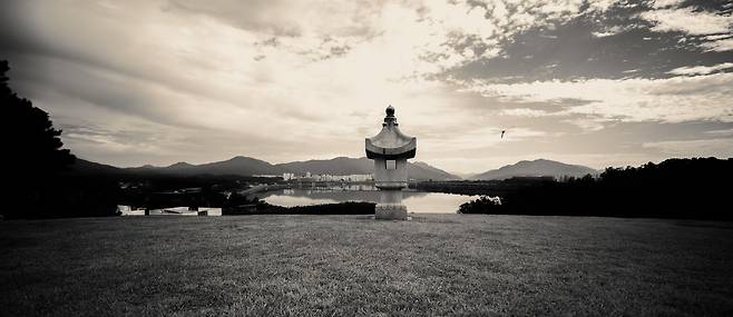 경기도 남양주 수석동에는 세종 때 문신 조말생 묘가 있다. 원래는 남양주 금곡리에 있었는데 1900년 고종이 3년 전 왕비 민씨를 묻은 청량리 홍릉을 금곡리로 천장하면서 수석동으로 강제 이장 당했다. 금곡리에는 조말생 문중 묘 110여 기는 물론 전주 이씨 왕족묘도 허다했다. 세종 막내아들 영응대군 부부 묘 또한 그때 경기도 시흥으로 이장됐다. ‘매천야록’에 따르면 홍릉 이장으로 금곡리에 있던 무덤 2만여 기가 이장됐다. 금곡리로 천장지가 결정되는 과정도 복잡했고, 결정 후 실제 천장에는 19년이 더 걸렸다. 사진은 조말생 묘에서 바라본 장명등과 한강 풍경이다. /박종인 기자