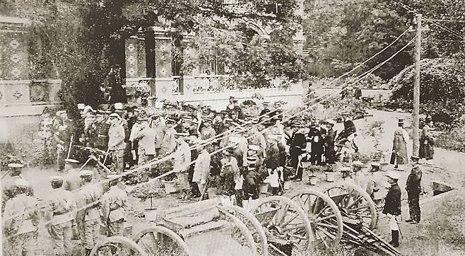 1907년 6월 11일 당시 경운궁(덕수궁) 돈덕전에서 열린 일본군 대포 진헌식 장면. 일본 육군대신 데라우치 마사타케가 이끄는 일본군은 이날 대한제국 황제 광무제에게 속사포 4문과 기관포 2문을 진헌했다./‘日本之朝鮮’(1910)