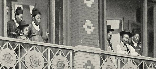 1907년 6월 11일 돈덕전 일본군 대포 진헌식을 관람 중인 고종 가족. 왼쪽에서 둘째가 영친왕 이은, 오른쪽에서 둘째가 고종, 그 왼쪽이 순종 이척이다. 을사조약으로 나라가 실질적으로 사라졌지만 황제는 웃고 있다. /일러스트레이티드 런던 뉴스