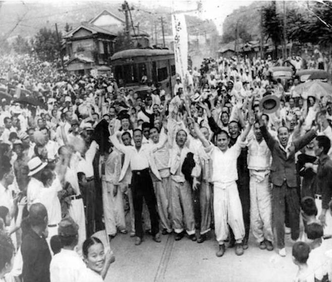<사진①> 감격의 해방. 1945년 8월 15일 촬영한 사진으로 알려진 사진이다. 촬영 장소, 촬영자, 촬영 시간은 매체마다 중구난방이다.