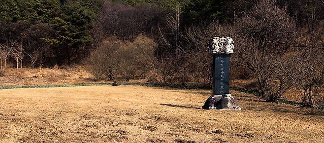 충남 공주 정안에 있는 김옥균 생가터. 1989년 공주 사람들이 이 들판에 기념비를 세웠다. 공주가 아니라 천안이라는 주장도 있다./박종인 기자