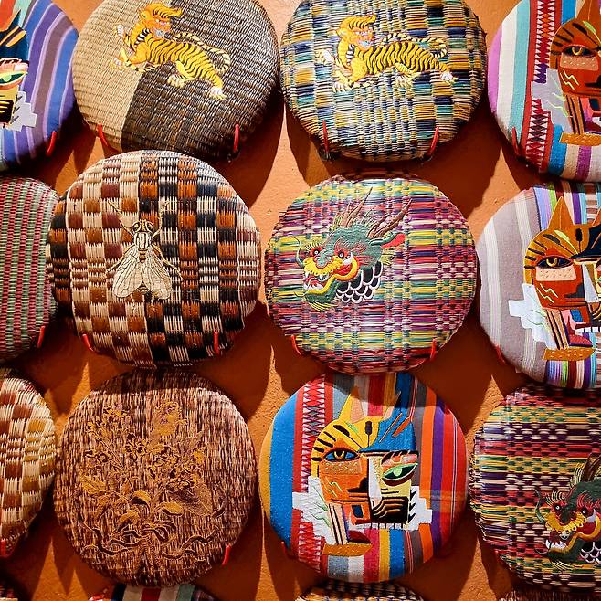 방콕 크리에이티브 디스트릭트에는 태국 전통 공예를 현대적으로 재해석한 제품을 파는 가게가 많다./김성윤 기자