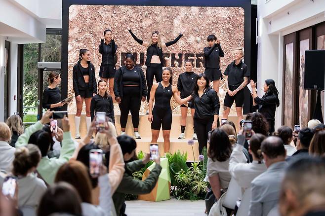 룰루레몬은 지난달 23일(현지 시각) 캐나다 밴쿠버 본사에서 아마추어 여성 오래 달리기 선수 10명의 전문 훈련을 돕기 위해 각종 지원을 하겠다는 ‘퍼더(Further·더 멀리)’ 프로젝트를 발표했다. 전 세계에서 선발된 선수 10명 중 맨 뒤 왼쪽 끝에 있는 이가 한국인 강윤영(43)씨다. 강씨는 여의도 증권가에서 일하는 평범한 직장 여성이지만 26년 동안 매일 달리기를 한 덕에 울트라 러너로 활동하고 있다고 말했다. 그는 최근엔 하루 80km까지 뛸 수 있다. /룰루레몬