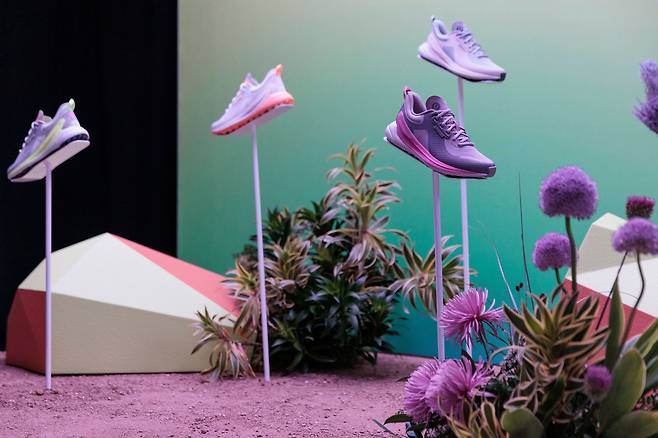 룰루레몬이 잇따라 발표하고 있는 여성 발만을 전용으로 연구해서 내놓고 있는 러닝화. 러닝화부터 트레일화까지 다양한 종류가 있다. /룰루레몬