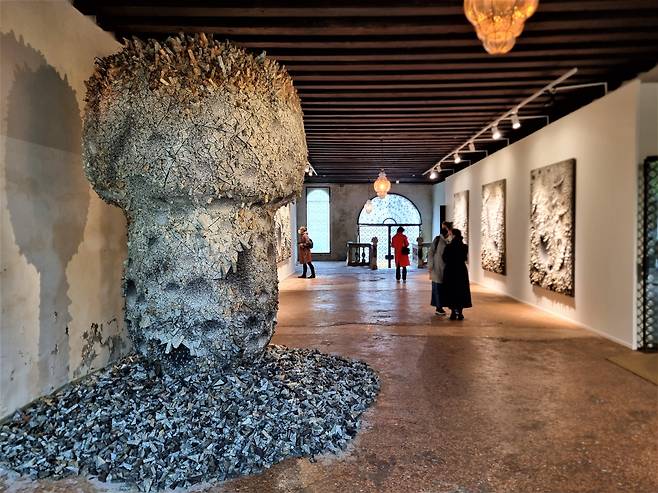 기이한 버섯 형태로 제작된 한지 설치작품이 환경 오염으로 야기된 생태 문제를 은유한다. 너머로 전광영의 전매특허 한지 부조 작품이 벽면에 걸려있다. /정상혁 기자