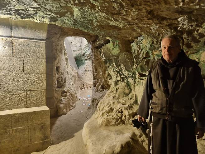 나사렛에는 어린 시절 예수 가족이 살았다고 전해지는 10평 정도의 동굴 '요셉의 집'이 있다. 동굴과 요셉의집교회를 관리하는 프란치스코회 사제가 설명하고 있다. /김한수 기자